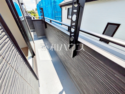 ≪1号棟　バルコニー≫奥行きのあるワイドバルコニー！お洗濯物の多い日でもいっきに干せますね。　　【調布市深大寺北町７丁目】
／撮影日2025/06/28
