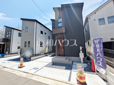 ≪1号棟　外観≫モノトーンを中心とした配色の現代的なデザイン。直線的ですっきりとしたスクエアなデザインが、お客様のお住まいを都会的に印象づけます。　【調布市深大寺北町７丁目】
／撮影日2025/06/28