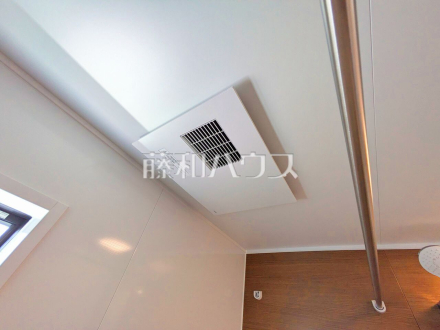 浴室乾燥機(浴室内上部)　雨の日の強い味方！浴室換気乾燥機付きユニットバスで洗濯物が乾かせます。 ／撮影日2025/06/17