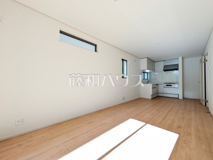 1号棟　リビング　【調布市深大寺北町６丁目】
ナチュラルな色を基調とした落ち着きのあるリビングダイニングは、リラックスできる癒し空間です。　／撮影日2025/01/30
