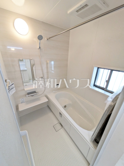 1号棟　浴室　【調布市深大寺北町６丁目】
浴室は湿気がたまりやすいですが、窓があるだけで換気もできてカビ対策にもなるので嬉しいですね。　／撮影日2025/01/30