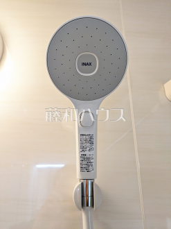 1号棟　スイッチ付シャワーヘッド　【調布市深大寺北町６丁目】
　浴室のシャワーは手元で止水ができるスイッチ付シャワーヘッドにより、さらに節水効果がアップします。　／撮影日2025/01/30