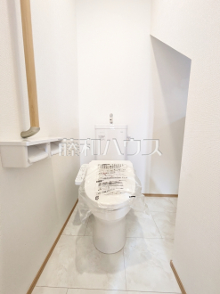 2号棟　トイレ　【調布市深大寺北町６丁目】
各階にトイレがあると、階段の上り下りをせずに済むため就寝時なども便利です。　／撮影日2025/01/19