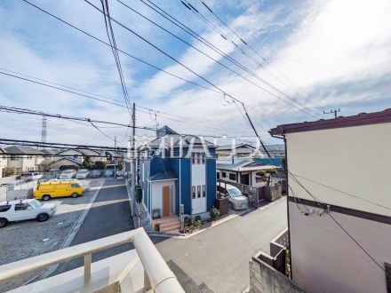 2号棟　バルコニー眺望　【調布市深大寺北町６丁目】 一戸建ての多いエリアのため、静かで落ち着いた雰囲気の街並みです。 ／撮影日2025/01/19