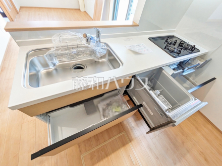 2号棟　キッチン　【調布市深大寺北町６丁目】
収納力豊富なシステムキッチン。床下収納も付いてキッチンスペースはいつでもスッキリ！　／撮影日2025/01/19