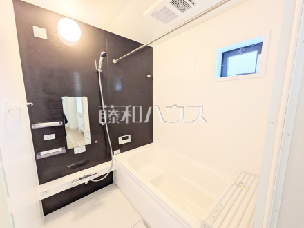 浴室　【八王子市下柚木２丁目】
落ち着いた色合いで疲れたからだを癒す、贅沢なくつろぎ空間です。　／撮影日2025/02/17