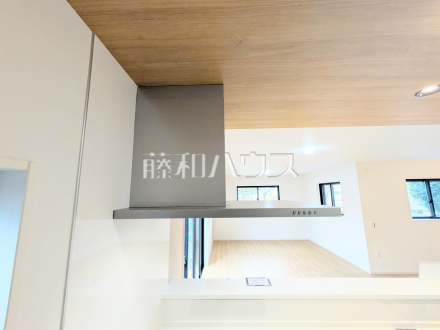 レンジフード　【八王子市下柚木２丁目】　お手入れのしやすいレンジフードは見た目もスッキリしていて、料理時の油煙やニオイを効率的に外に出せます。／撮影日2025/02/17