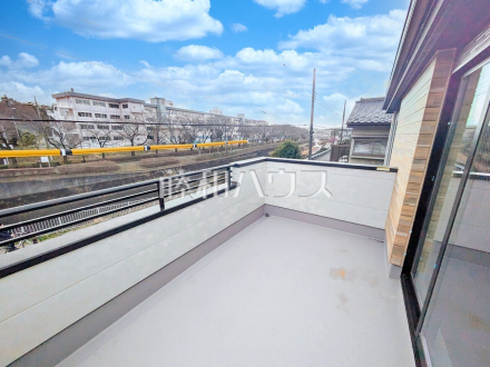 居室から直接バルコニーへ出られる為、晴れた日は布団を干すことができます。太陽の匂いがする布団で寝るのは癒しのひと時です。　【八王子市下柚木２丁目】／撮影日2025/02/17