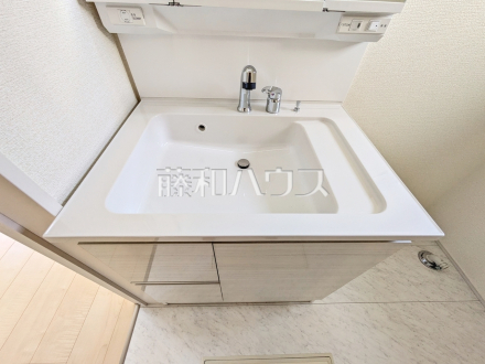 洗面室　【日野市南平１丁目】洗面ボウルは広々平らな底面なので付け置き洗い等できます。深さがあるので水も飛び散らず使い勝手便利です。／撮影日2025/03/27