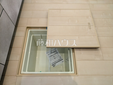 収納　【日野市南平１丁目】居住スペースを邪魔しない床下は隠れた収納スペース。特に乾燥した冬の時期の保管に活躍、効率的な利用で収納力アップ！／撮影日2025/03/27