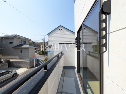 バルコニー　【日野市南平１丁目】戸建住宅が立ち並ぶ住宅地。静かな時間の流れ。ゆっくりと傾きを変えていく陽の光が清楚な家々を色鮮やかに演出してくれます。／撮影日2025/03/27