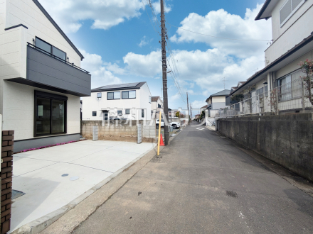 接道状況および現場風景　【日野市南平１丁目】
住まいの事なら地元で豊富な実績を誇る、地域密着の藤和ハウスへお任せ下さい！／撮影日2025/03/28