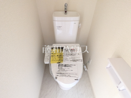 トイレ　【日野市南平１丁目】各階にトイレがあると、朝の忙しい時間帯などに便利です。 また、夜中も1階まで下りずにすみます。／撮影日2025/03/27