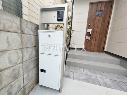 宅配ボックス　【日野市南平１丁目】　玄関には不在時でも荷物が受け取れる宅配ボックスがございます。帰りが遅くなりそうな時も受け取り時間の心配がなく、再配達の手間も省けるので便利です。／撮影日2025/03/28