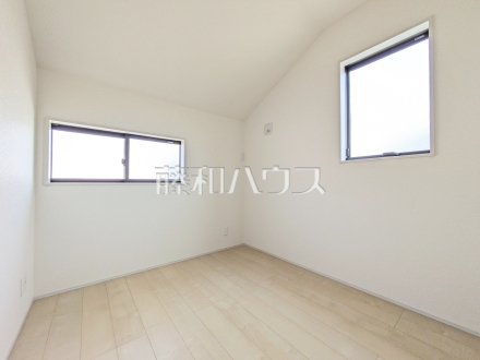 居室　【日野市南平１丁目】明るさと通風に配慮した2面採光の居室で、一人ひとりのプライベートタイムが充実したものになります。／撮影日2025/03/27