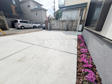 カースペース　【日野市南平１丁目】
植栽も整いいつでもご内覧できる状態になりました。外観や居室の様子などぜひ実際に御覧ください♪／撮影日2025/03/28