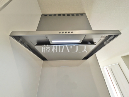 その他設備　【日野市南平１丁目】　お手入れのしやすいレンジフードは見た目もスッキリしていて、料理時の油煙やニオイを効率的に外に出せます。／撮影日2025/03/27