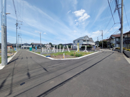 ≪接道状況≫整備された街区、近隣に広がる美しい自然たち。空間のみのこだわりだけではなく、ここに暮らす方々にとって素敵な環境や快適な暮らしを実現します。　【調布市富士見町１丁目】／撮影日2025/06/21