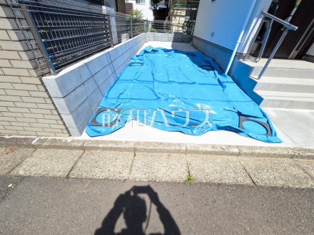 カースペース　【日野市南平８丁目】玄関すぐ横のカースペースは雨の日でもすぐ家に入れるため便利です。／撮影日2025/05/11