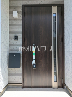 玄関　【日野市南平８丁目】玄関前は家の「顔」です。木のぬくもりが暖かい色を添えます。　／撮影日2025/05/11