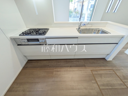 キッチン　【日野市南平８丁目】
キッチンから見渡せるリビングダイニングで、お料理中も会話が弾みます　／撮影日2025/03/09