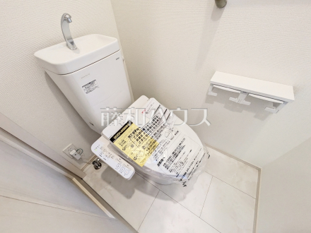 トイレ　【日野市南平８丁目】
各階にトイレがあると、朝の忙しい時間帯などに便利です。 また、夜中も1階まで下りずにすみます。　／撮影日2025/03/09