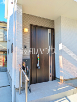 玄関　【日野市南平８丁目】
明るく気持ちのいい風が吹く玄関が、ご家族の帰宅をやさしく迎えます。／撮影日2025/03/09
