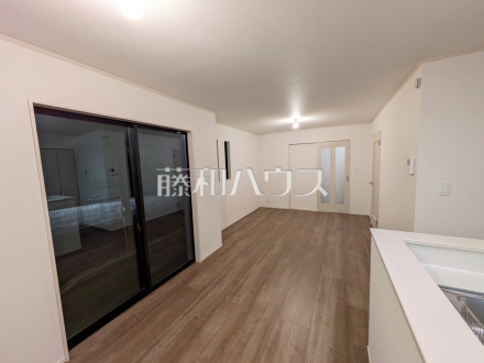 リビング　【日野市南平８丁目】
対面キッチンを採用したリビングは明るく開放感を主として設計しました。一日の中で一番長く家族が集まる場所だから機能性と利便性を重視しました。／撮影日2025/03/15