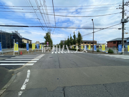 現場風景　【日野市東豊田４丁目】
視界いっぱいに広がる青空から、陽光が降り注ぎます。家々をそっと飾るように添えられた植栽が光を浴び、子供たちの成長とともにご家族の幸せを願い育っていくことでしょう。　／撮影日2024/10/26