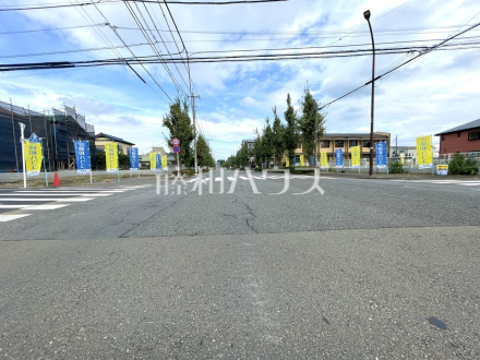 接道状況および現場風景　【日野市東豊田４丁目】
前面道路は歩道もあり、小さなお子様にも安心ですね。　／撮影日2024/10/27