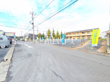 接道状況および現場風景　【日野市東豊田４丁目】
周囲に高い建物のないエリアのため、空が大きく感じます。　／撮影日2024/11/21