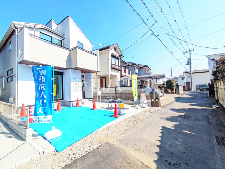 接道状況および現場風景　【日野市大字日野】戸建住宅が立ち並ぶ住宅地。静かな時間の流れ。ゆっくりと傾きを変えていく陽の光が清楚な家々を色鮮やかに演出してくれます。／撮影日2025/03/01