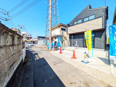 接道状況および現場風景　【日野市大字日野】利便性と、思わず深呼吸したくなる大きな空、色彩豊かな木々。この街が育んだ豊かな情景を楽しみ過ごす時が心地よいものとなるでしょう。／撮影日2025/03/01