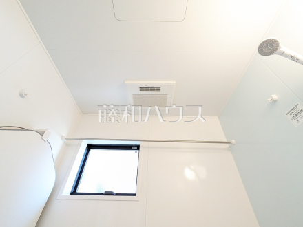 2号棟　浴室換気乾燥機　【日野市大字日野】　雨天時の洗濯物や浴室内のカビ防止としても活躍する浴室換気乾燥機
／撮影日2025/03/01