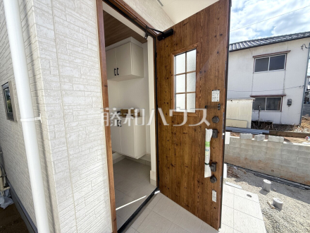 玄関はお家の顔！植栽やガーデングッズなどを利用し、お客様をお出迎えする玄関アプローチをオシャレに飾ってみてはいかがでしょうか。　／撮影日2025/02/21