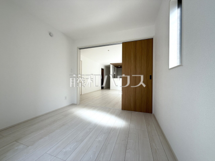 幼い頃のたくさんの想い出が詰まった実家の部屋。それは特別な場所としていつまでも心に残っています。いつかこの部屋が子供たちにとってのそのような場所になるのかな？　／撮影日2025/02/21