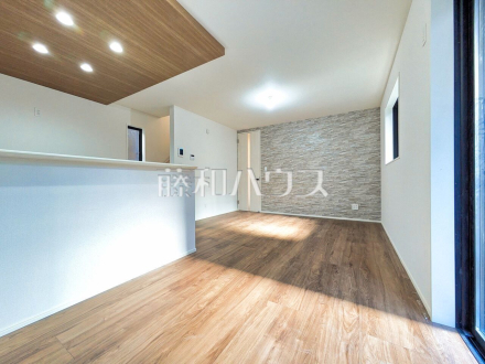 リビング　【東久留米市南町１丁目】 周辺環境はもちろん、日当たりや設備仕様など、実際に行ってみないと分からないことも多くございます。営業担当がご案内いたしますので、お気軽にお問い合わせください。 ／撮影日2025/03/10