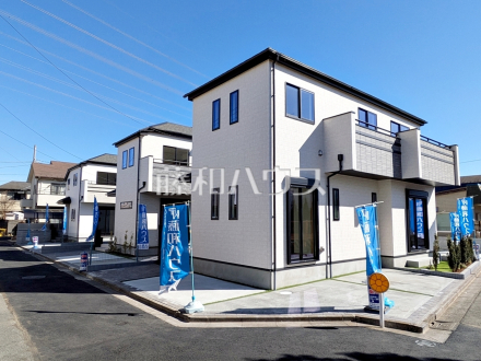 現場風景　【三鷹市中原３丁目】 各棟、個性的な間取りでご家族皆様のニーズにこたえます。5家族のために、明るく寛ぎに満ちた間取りをご用意しています。 ／撮影日2025/02/08