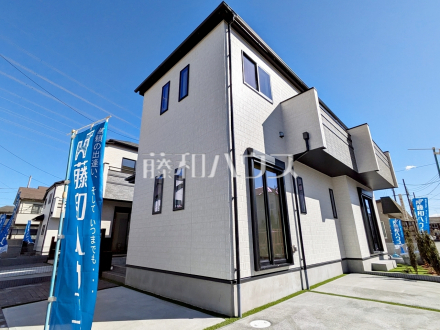 D号棟　外観　【三鷹市中原３丁目】
外壁と植栽のコントラストが、訪れるお客様を爽やかに迎えてくれます。　／撮影日2025/02/08