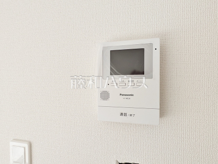 E号棟　TVモニター付インターフォン　【三鷹市中原３丁目】　TVモニター付インターフォンのため訪問者がひと目で分かります

／撮影日2025/01/31