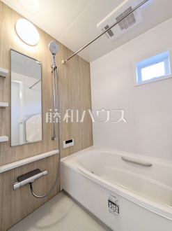 A号棟　浴室　【八王子市館町】
一日の疲れを癒す、優しい色合いのバスルーム　／撮影日2025/01/26