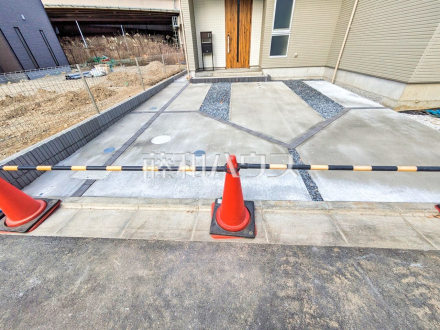 A号棟　来客時や駐輪スペースとしても利用可能なカースペース　【八王子市館町】／撮影日2025/01/04