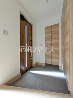 A号棟　「住まいの顔」とも言われ、家全体のイメージを左右する重要な玄関スペース。お気に入りのインテリア用品や小物などで素敵な空間を演出してください。　【八王子市館町】／撮影日2025/01/26