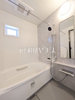 B号棟　白を基調とした清潔感あふれるバスルームです　【八王子市館町】／撮影日2025/01/26