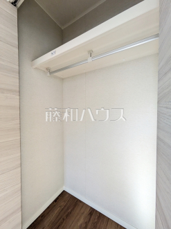 B号棟　枕棚とハンガーパイプで効率良く、たくさん収納できるクローゼット！お部屋をきれいに保てそうですね。　【八王子市館町】／撮影日2025/01/26