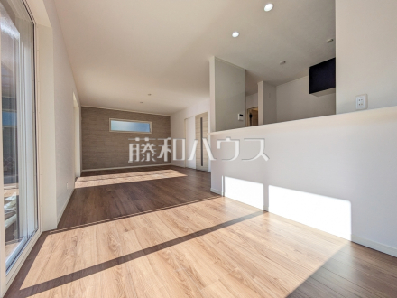 B号棟　たっぷりの日差しや心地良い風が入る、広々としたリビングが魅力　【八王子市館町】／撮影日2025/01/26