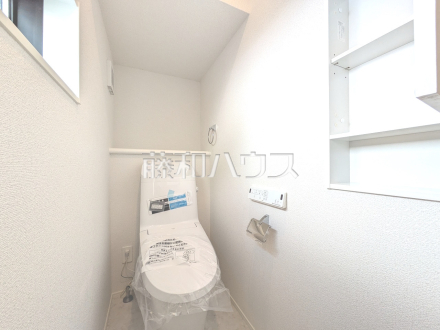 清潔な空間を保ちたいトイレはオフホワイトでまとめました。毎日使う場所だからこそお手入れも楽々にできる機能が搭載されております。汚れが付着しにくい便器はお掃除も楽々です。　【東村山市廻田町３丁目】／撮影日2025/03/10