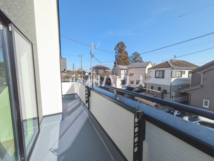 豊かな緑・澄んだ青い空は、表情豊かに四季折々の景観を楽しませてくれることでしょう。この場所から新しい家族の時間を紡いでくれます。【東村山市廻田町３丁目】／撮影日2025/03/10