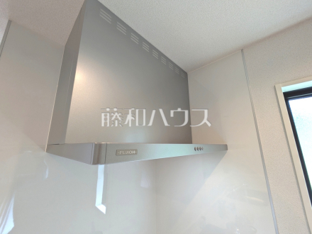1号棟　レンジフード　【東村山市廻田町３丁目】　お手入れのしやすいレンジフードは見た目もスッキリしていて、料理時の油煙やニオイを効率的に外に出せます。／撮影日2025/06/06