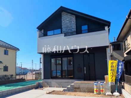 外観　【府中市西府町４丁目】
モノトーンを中心とした配色の現代的なデザイン。直線的ですっきりとしたスクエアなデザインが、お客様のお住まいを都会的に印象づけます。　／撮影日2025/02/14